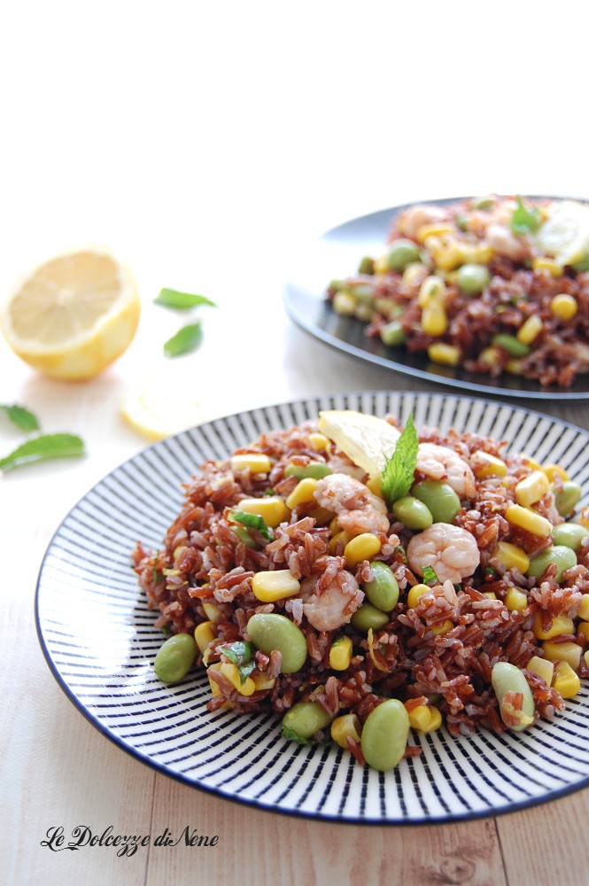 salada de arroz vermelho com camarões