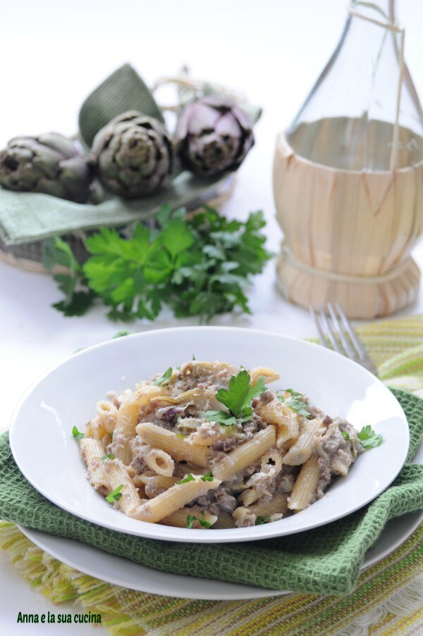Penne cremosas com carne moída e alcachofras