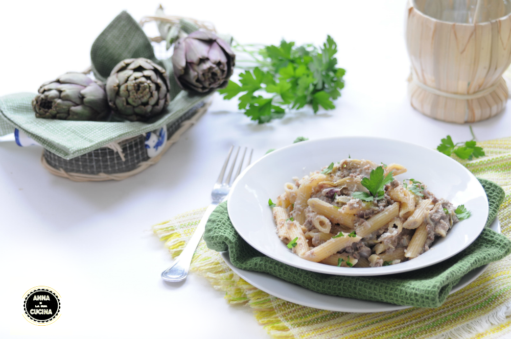 Penne cremosas com carne moída e alcachofras