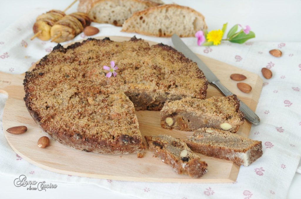 Bolo de pão caseiro com frutas secas