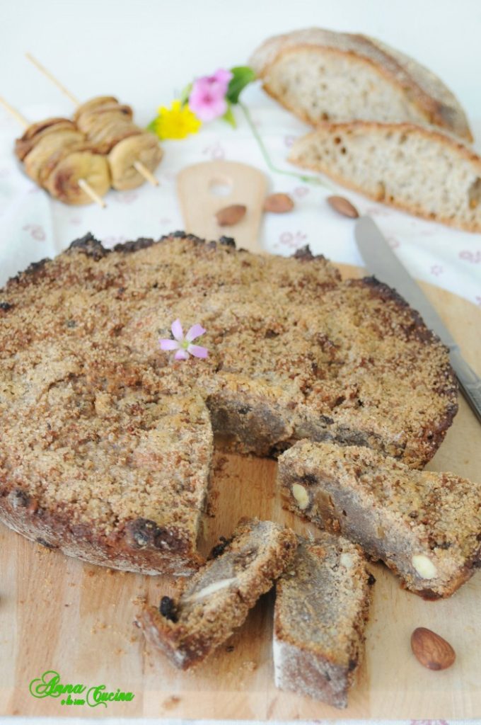 Bolo de pão caseiro com frutas secas