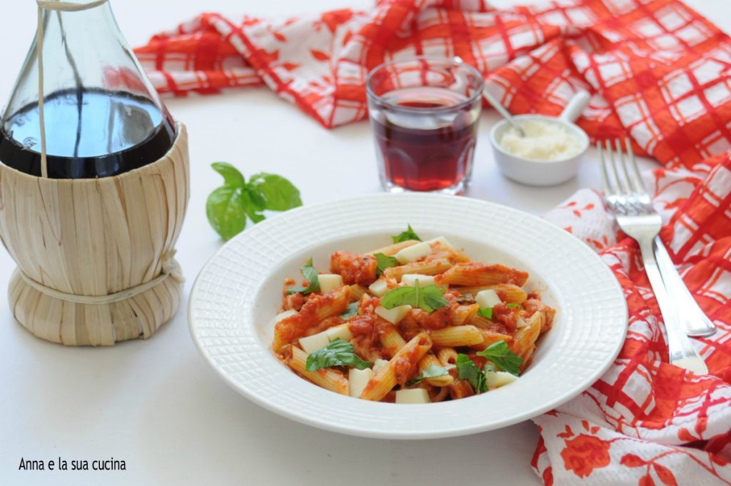 Penne com tomate e provolone