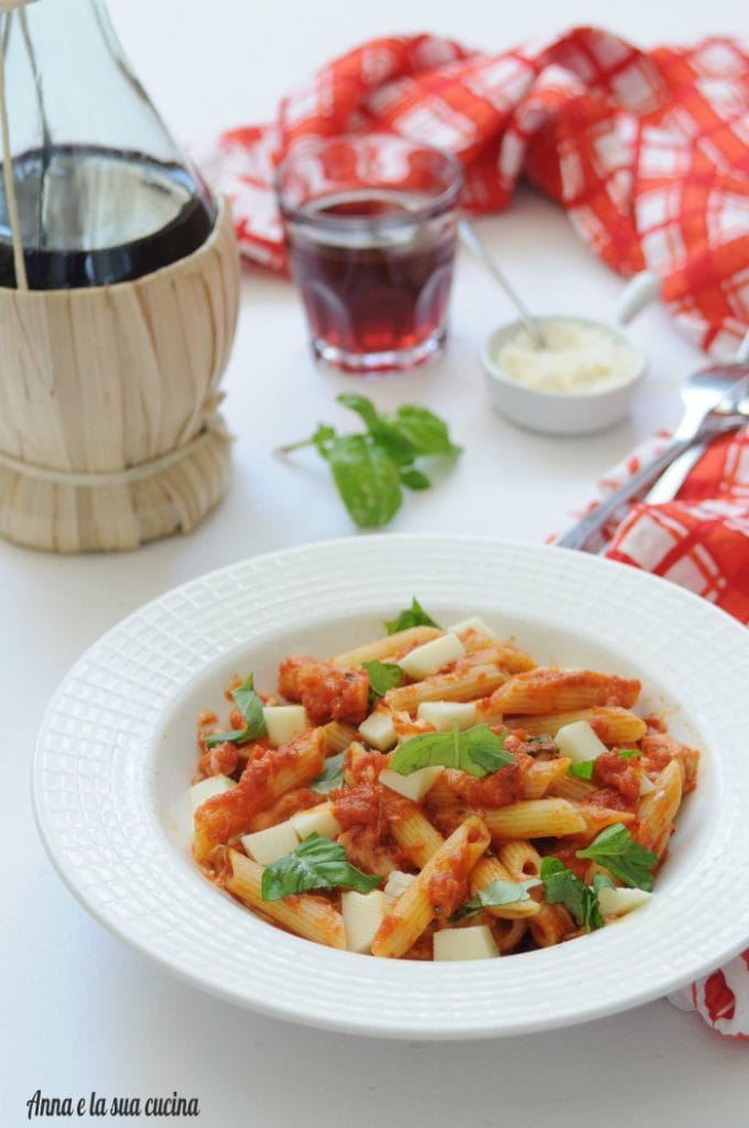 Penne tomate e provolone