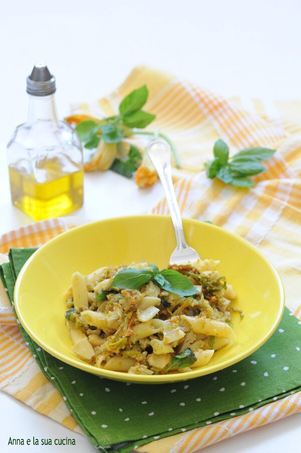 Macarrão com bacalhau e flores de abobrinha