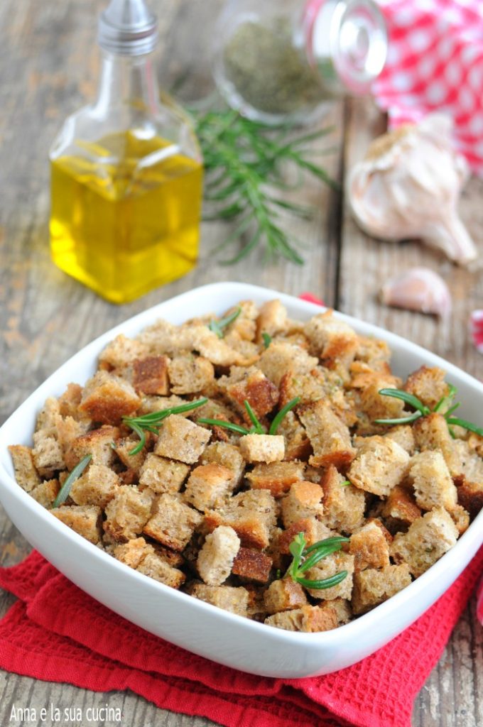 Crostini de pão com óleo e aromas