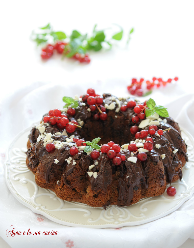 Bolo de anel com cobertura de chocolate e groselha