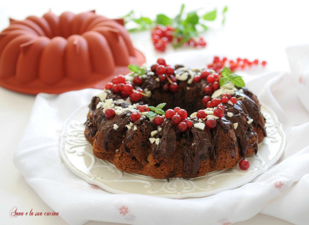 Bolo de anel com cobertura de chocolate e groselha