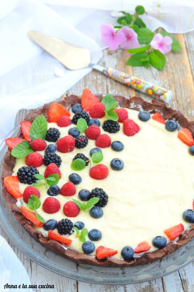 Torta de cacau com creme diplomático e frutas