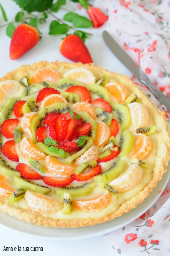 Torta com creme de limão e frutas
