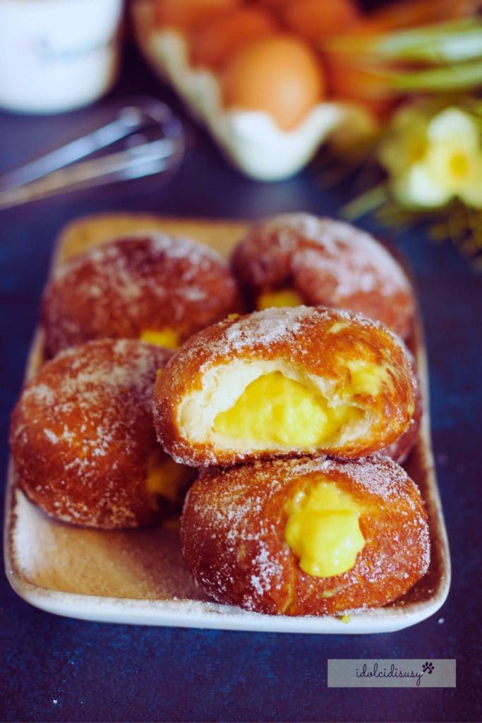 Bombas de creme fofas fritas e recheadas com creme de confeiteiro