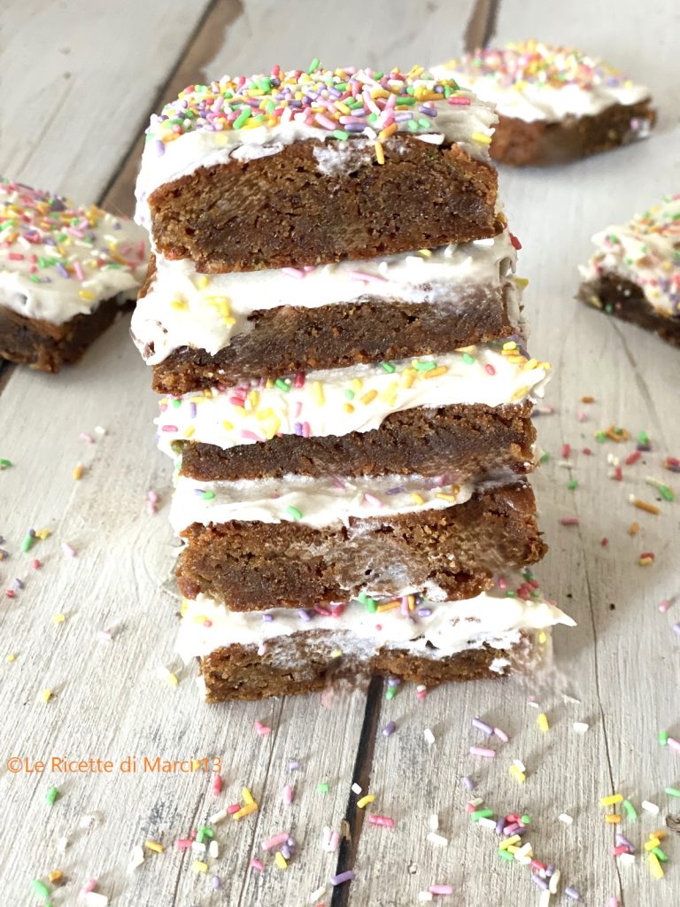 Docinhos Glaceados de Carnaval (frosted funfetti blondies)