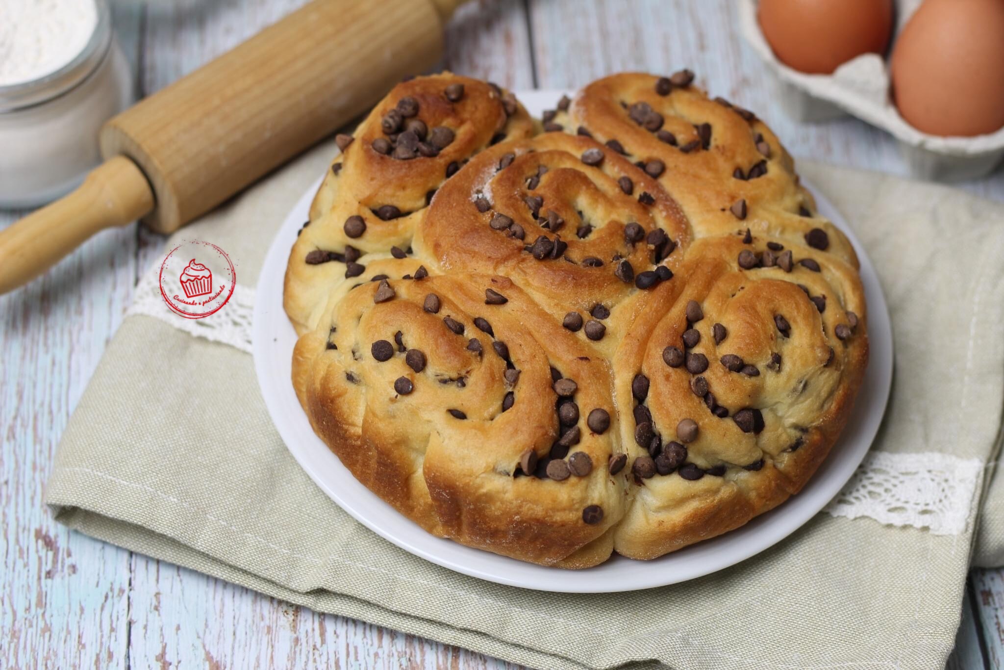 Bolo de rosas com gotas de chocolate