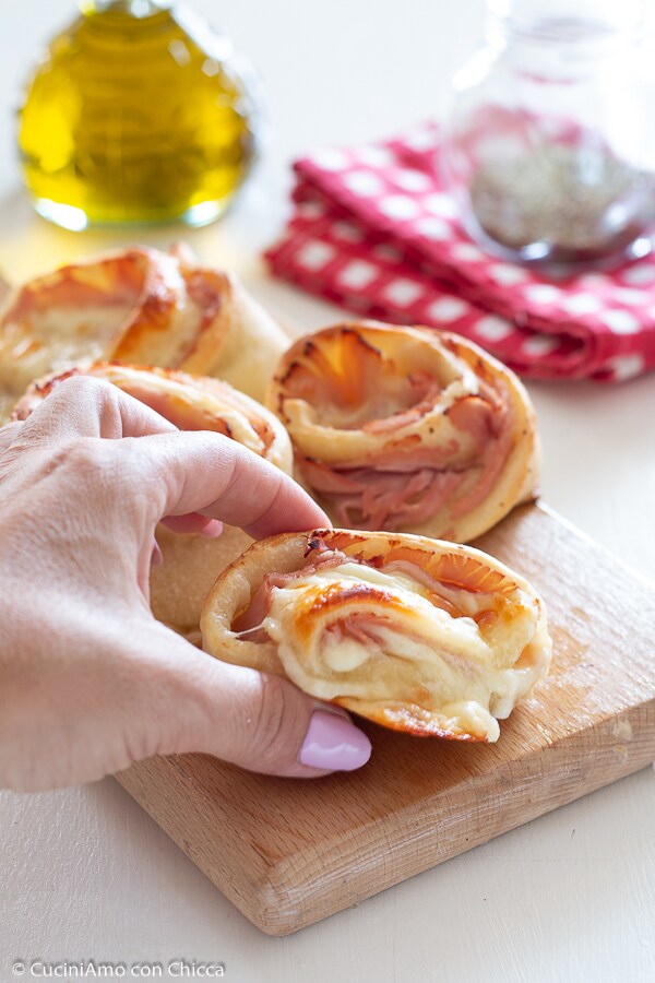 ENROLADINHOS DE PRESUNTO E QUEIJO