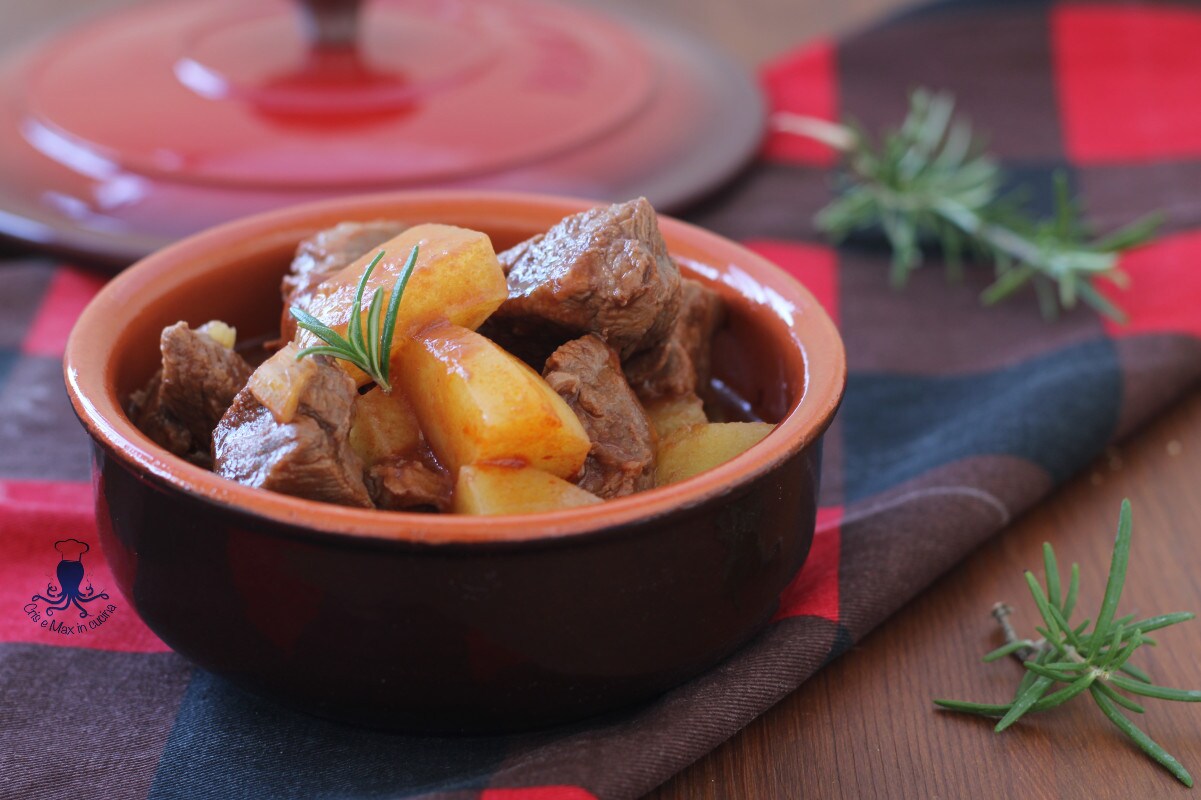 Ensopado com batatas na cocotte de ferro fundido