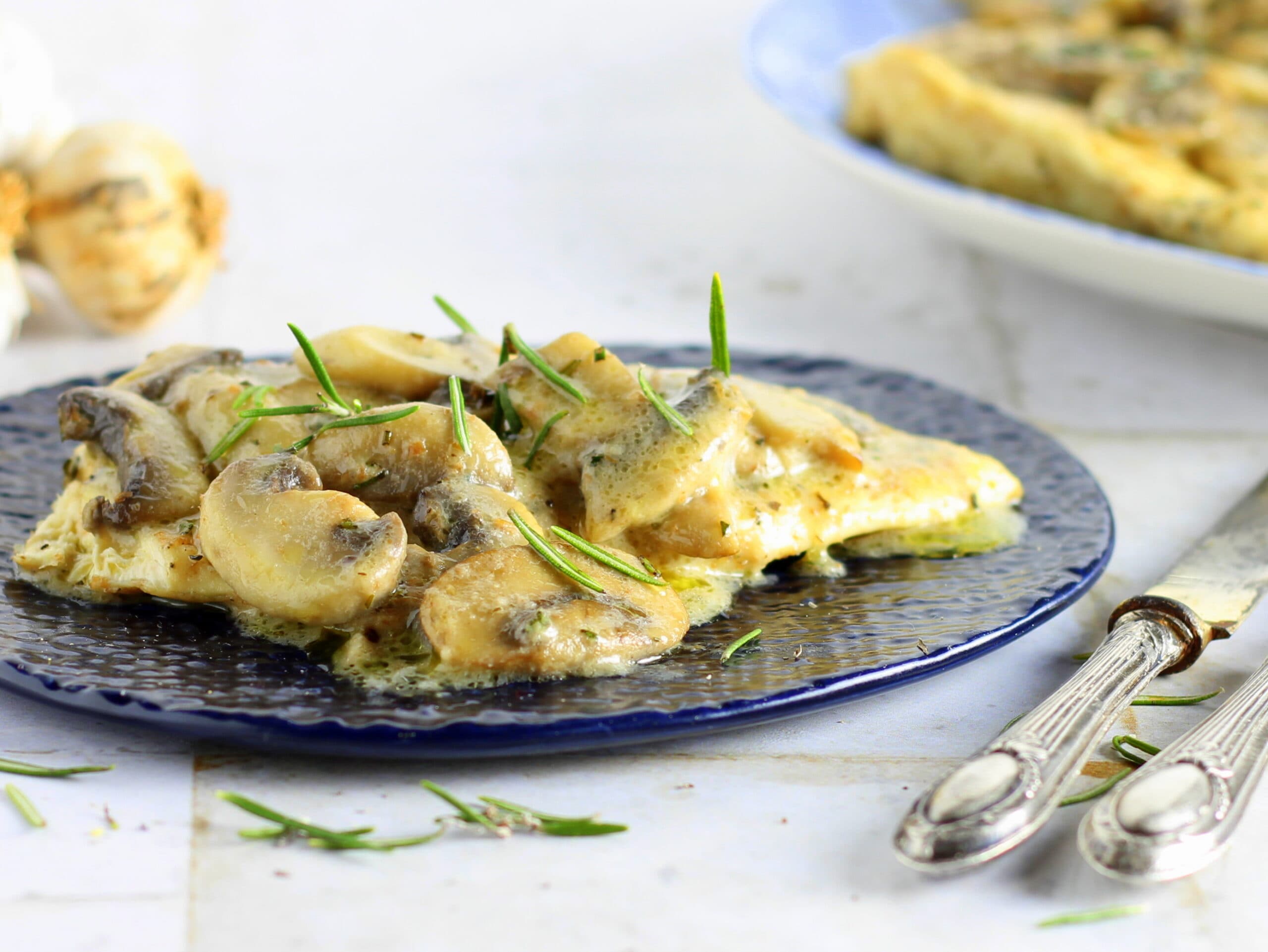 Escalopes de frango com cogumelos e leite de amêndoa