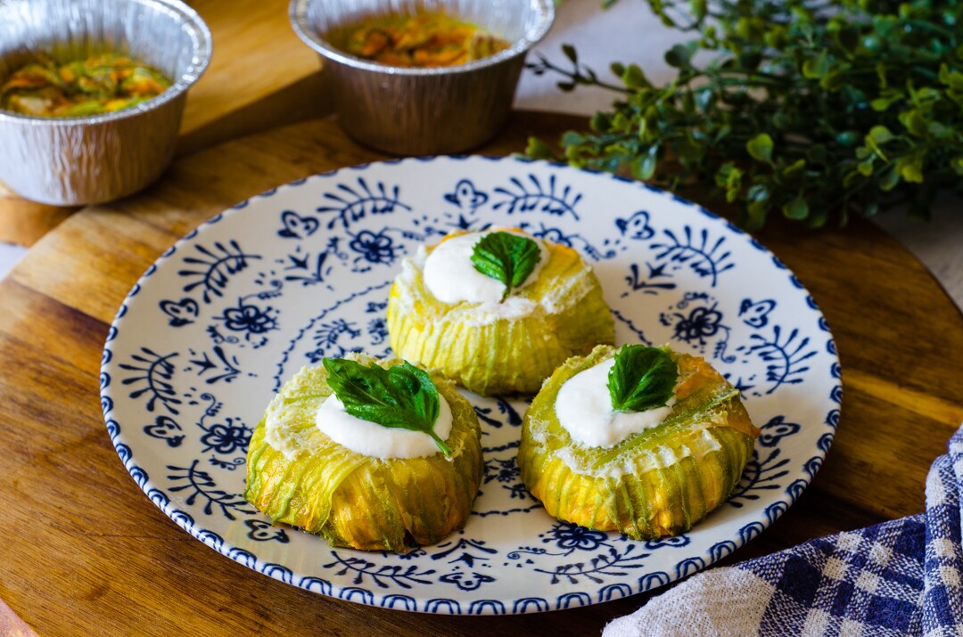 Empadinhas de flores de abobrinha assadas