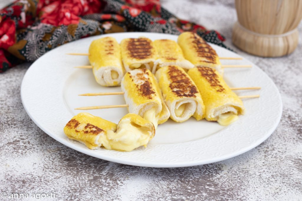 Enroladinhos de pão de forma com queijo sem fritar