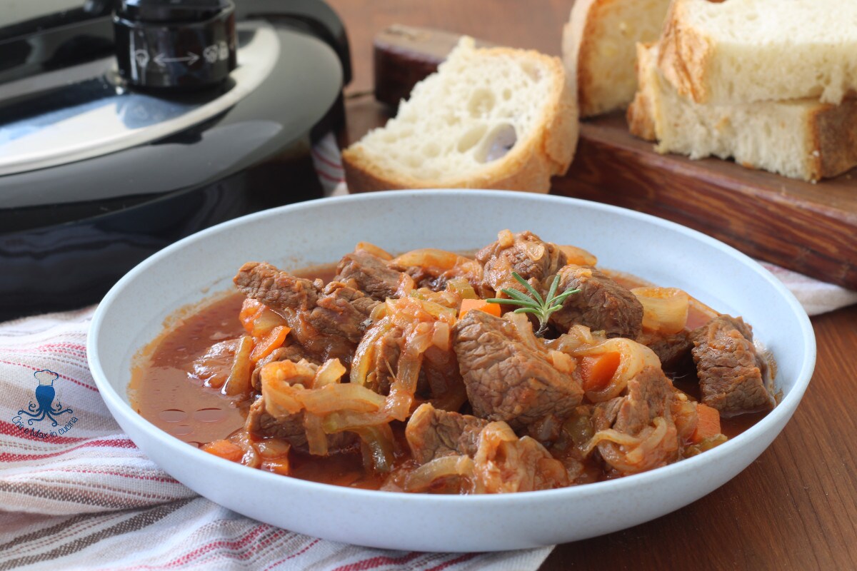 Ensopado com cebolas no multicooker