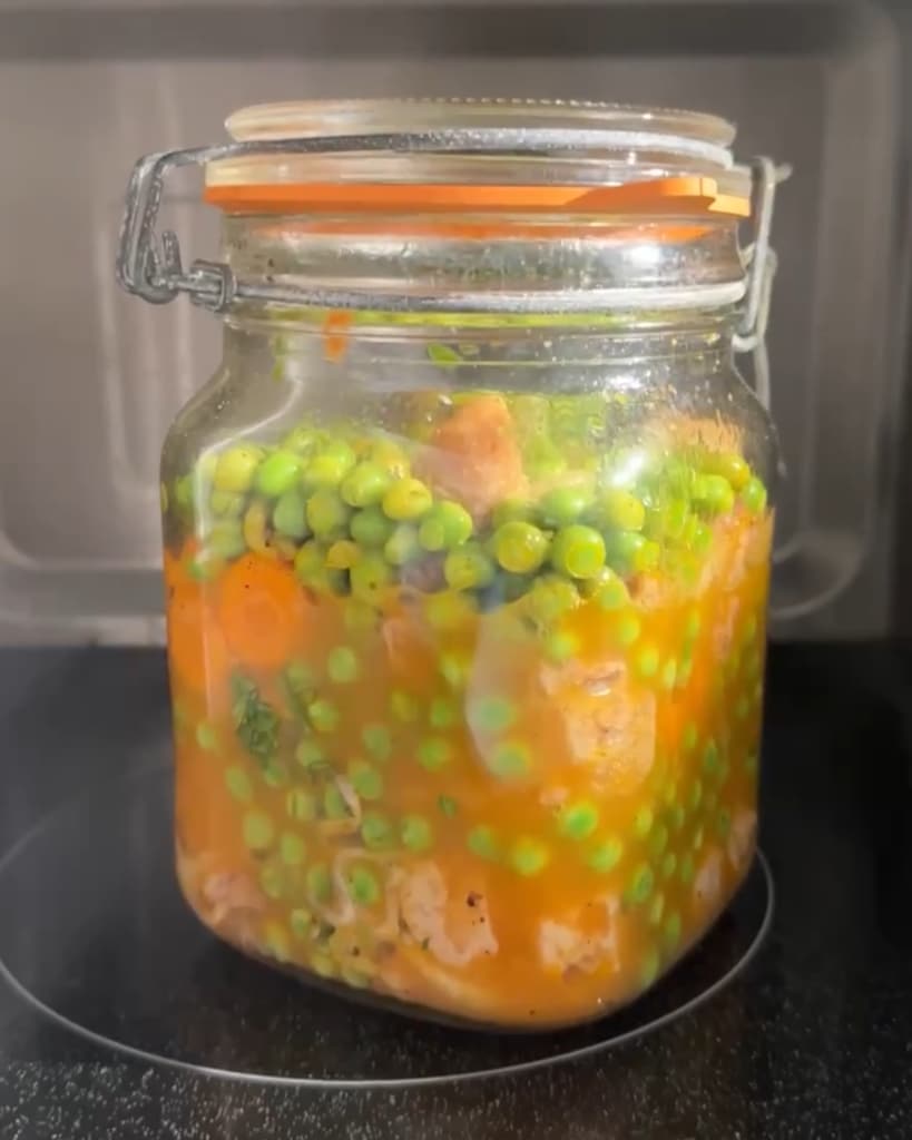 ensopado vegetal no pote fechado e cozido no micro-ondas