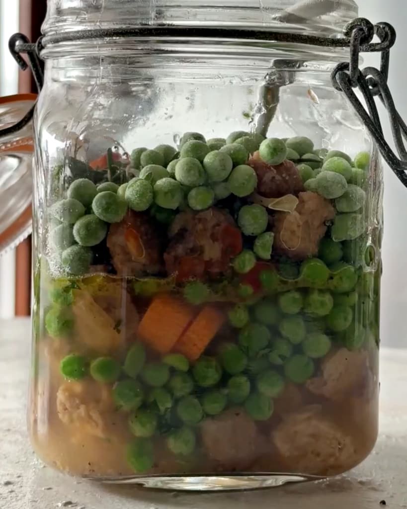 ensopado de soja com ervilhas e cenouras no pote