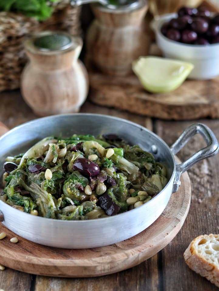 Escarolas na frigideira