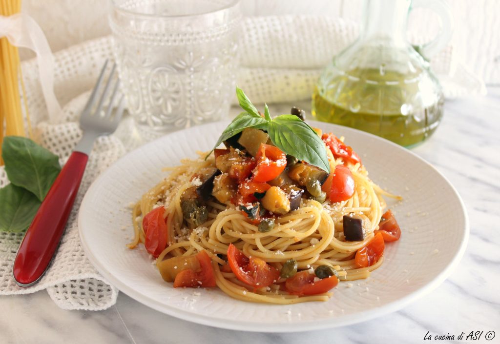 Espaguete com berinjela, tomatinhos e alcaparras