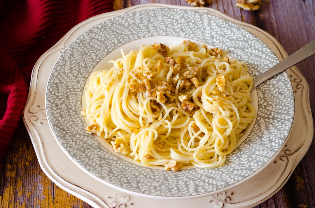 Espaguete com nozes, receita napolitana com alho, óleo e pimenta