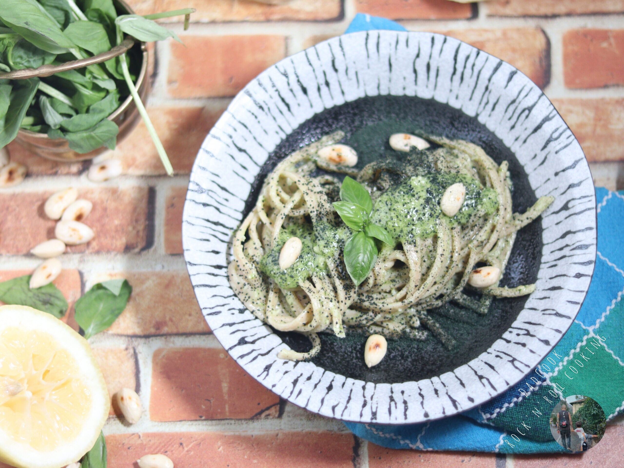 Espaguete com pesto de limão e spirulina