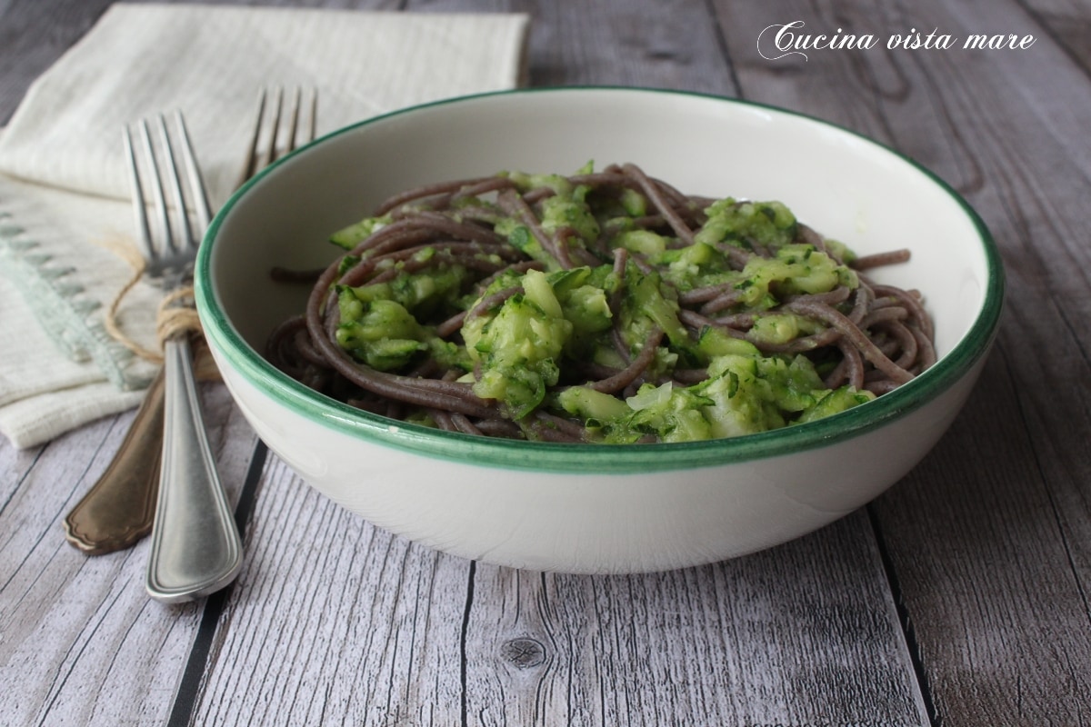 Espaguete de arroz Venere com creme de abobrinha