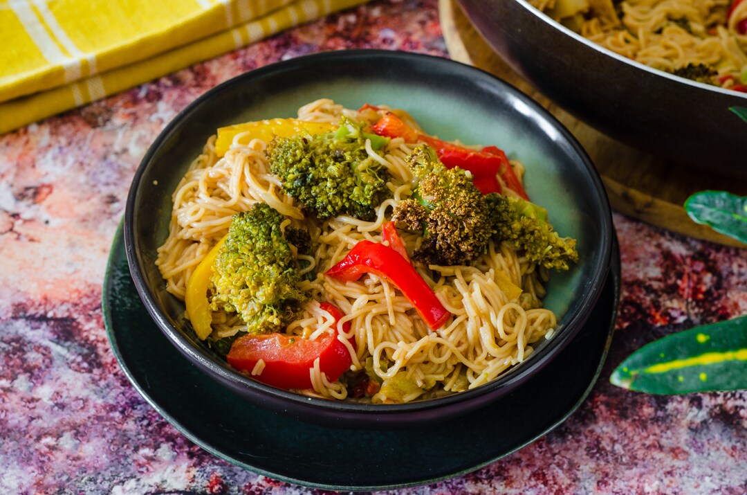 Espaguete de arroz com legumes, receita fácil e deliciosa