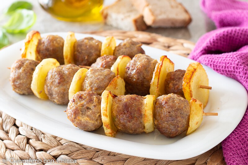 Espetinhos de almôndegas com batatas