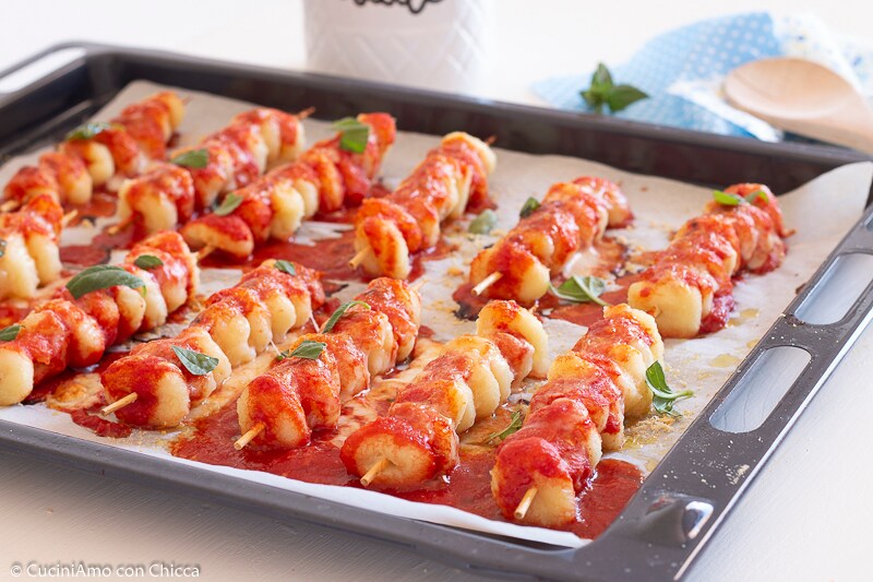 Espetinhos de nhoque ao molho de tomate