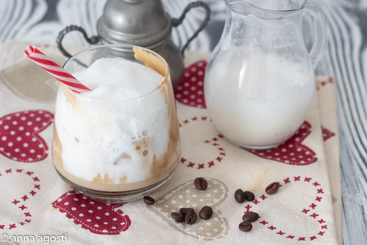 Espuma de café com leite com o espumador de leite