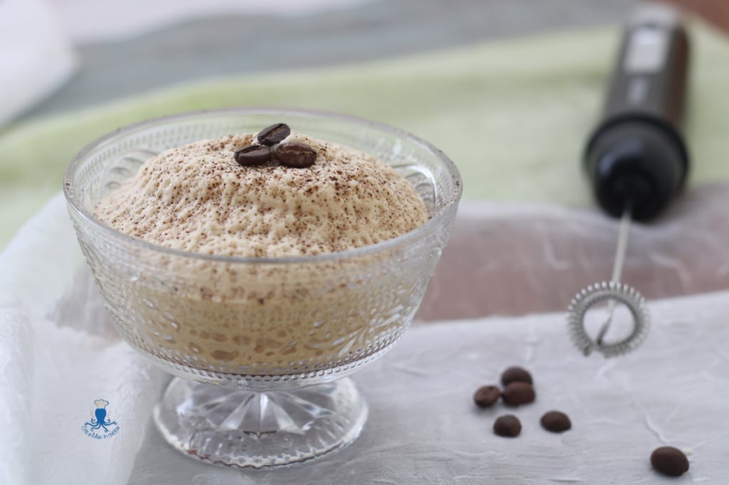 Espuma de café com o espumador de leite