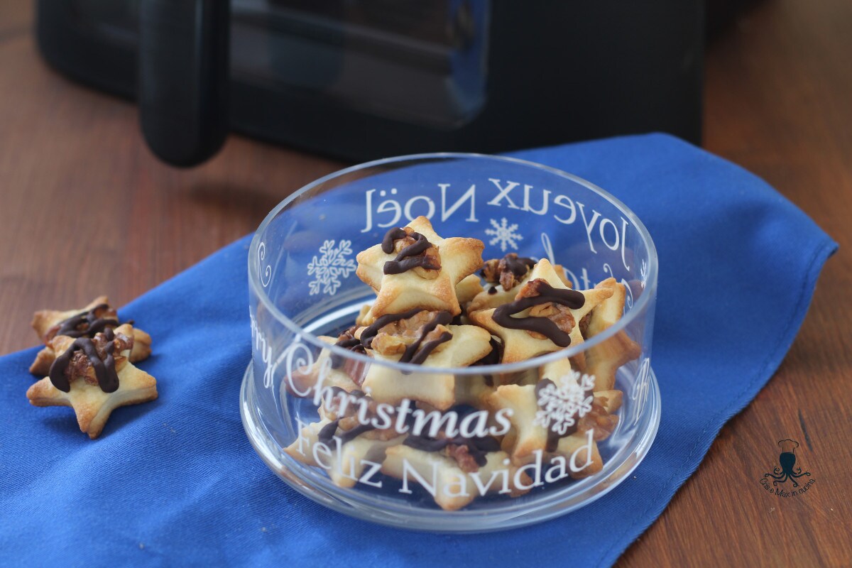 Estrelas de massa pronta com nozes e chocolate na fritadeira sem óleo