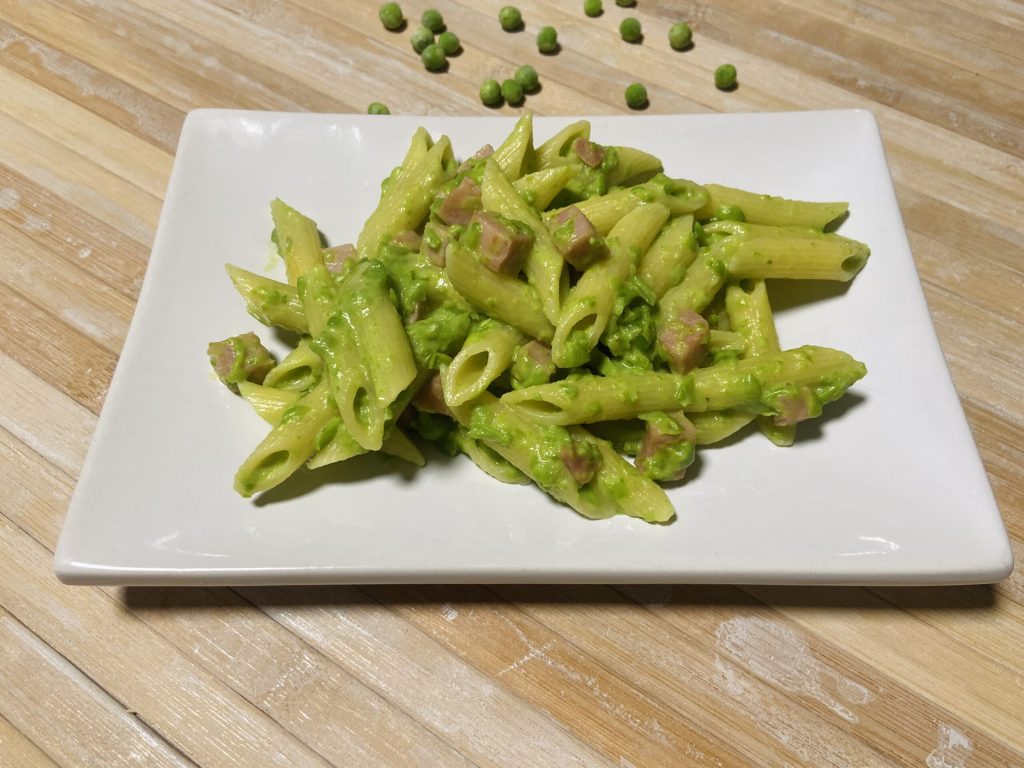 Penne com presunto e creme de ervilhas