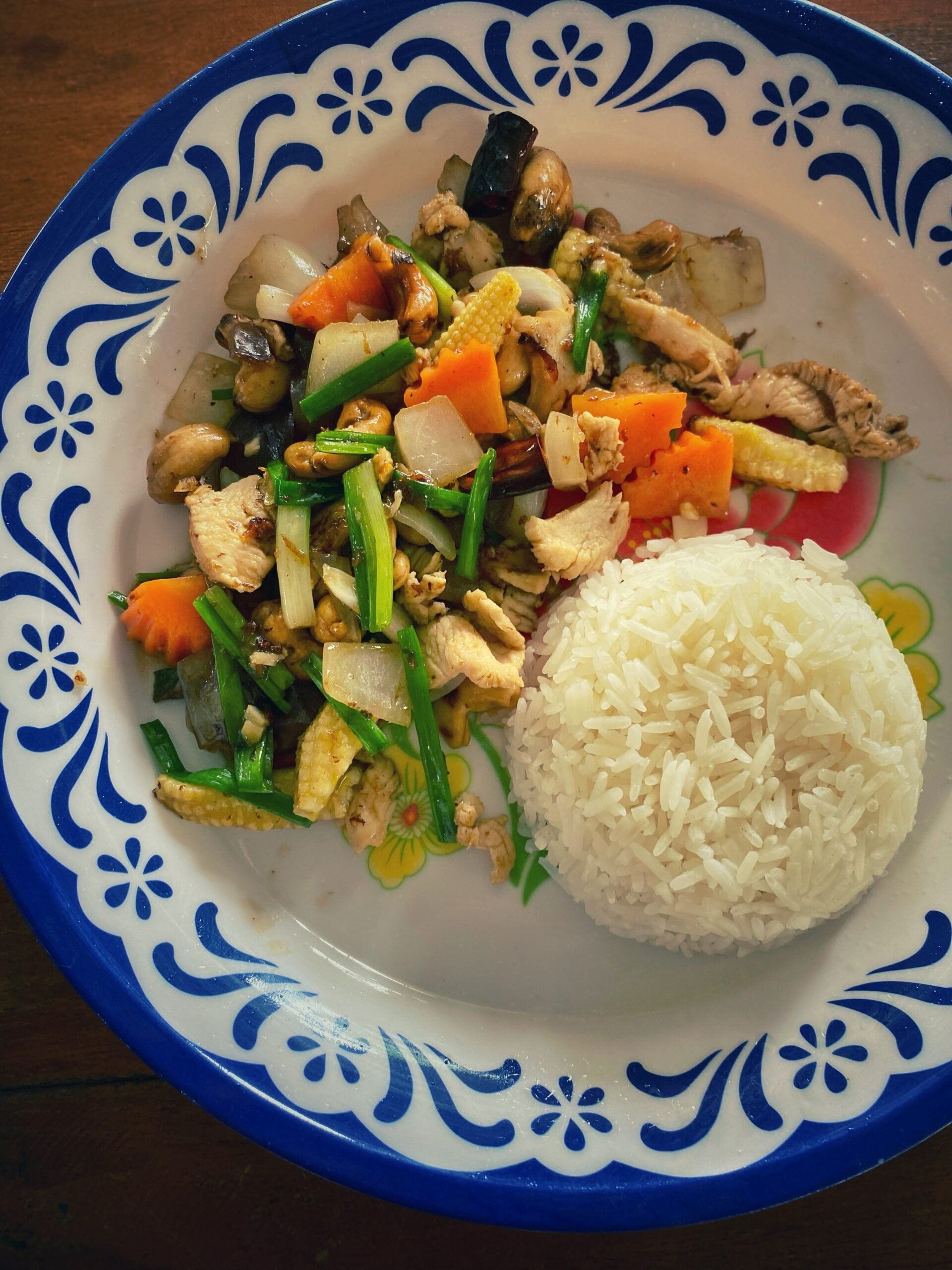 Kai phat met mamuang (Tailândia)