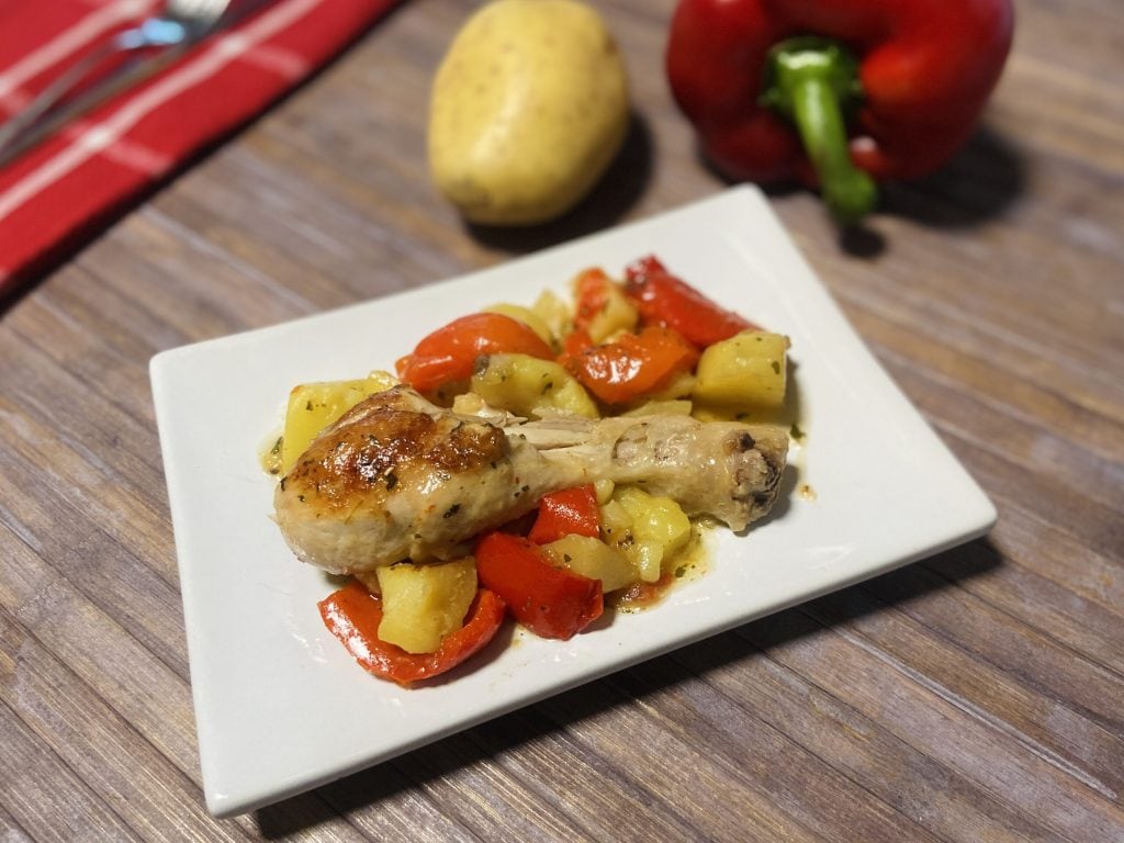 Coxas de frango com pimentões e batatas