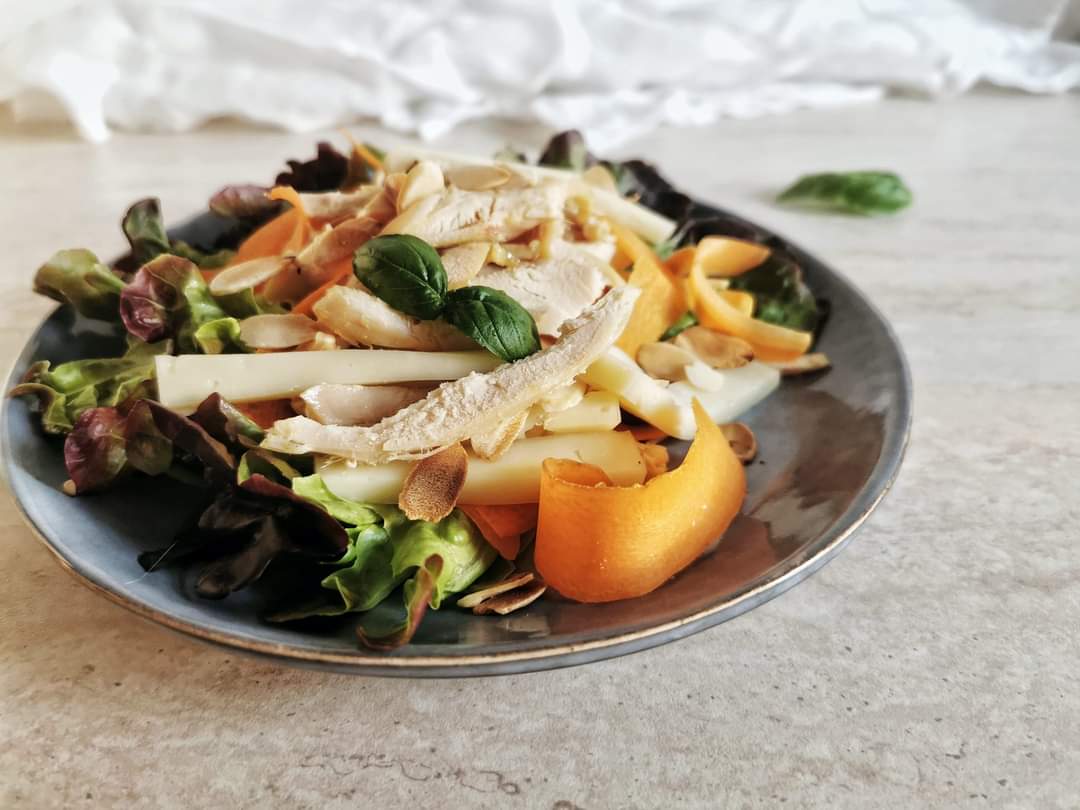 SALADA DE FRANGO ASSADO COM AMÊNDOAS E CENOURAS