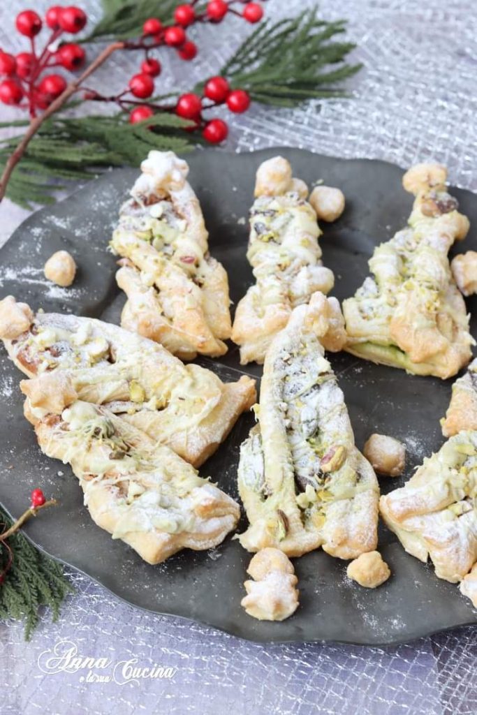 Triângulos recheados de massa folhada, árvores de Natal doces
