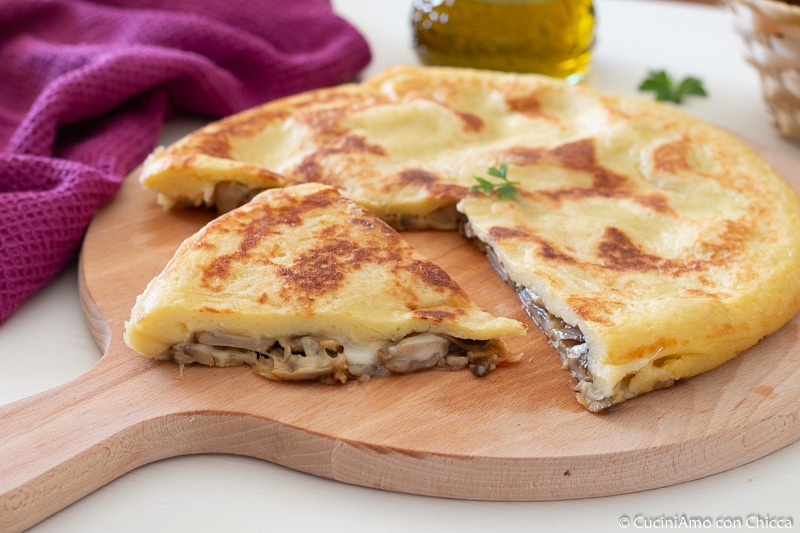 FOCACCIA DE BATATA COM COGUMELOS E ASIAGO
