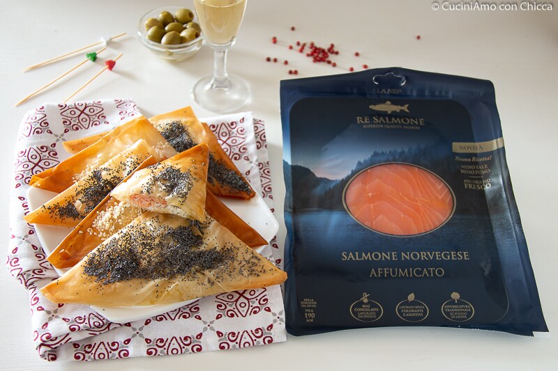 TRIÂNGULOS DE MASSA FILO COM SALMÃO