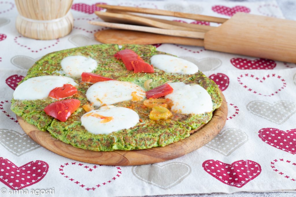 Falsa pizza de brócolis na frigideira