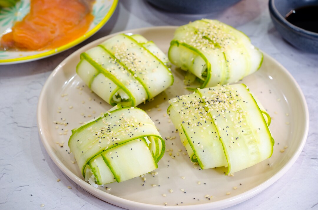 Trouxinhas de pepino ou falso sushi de pepino com salmão e abacate