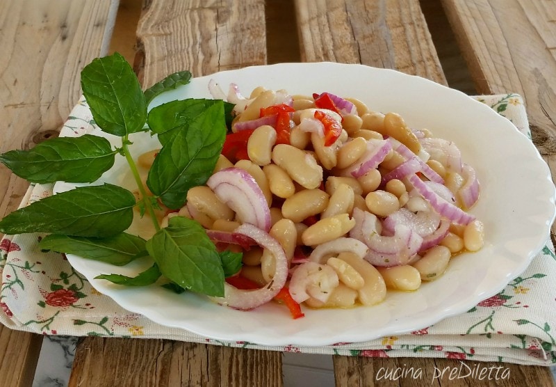 Feijão Cannellini e cebola na salada