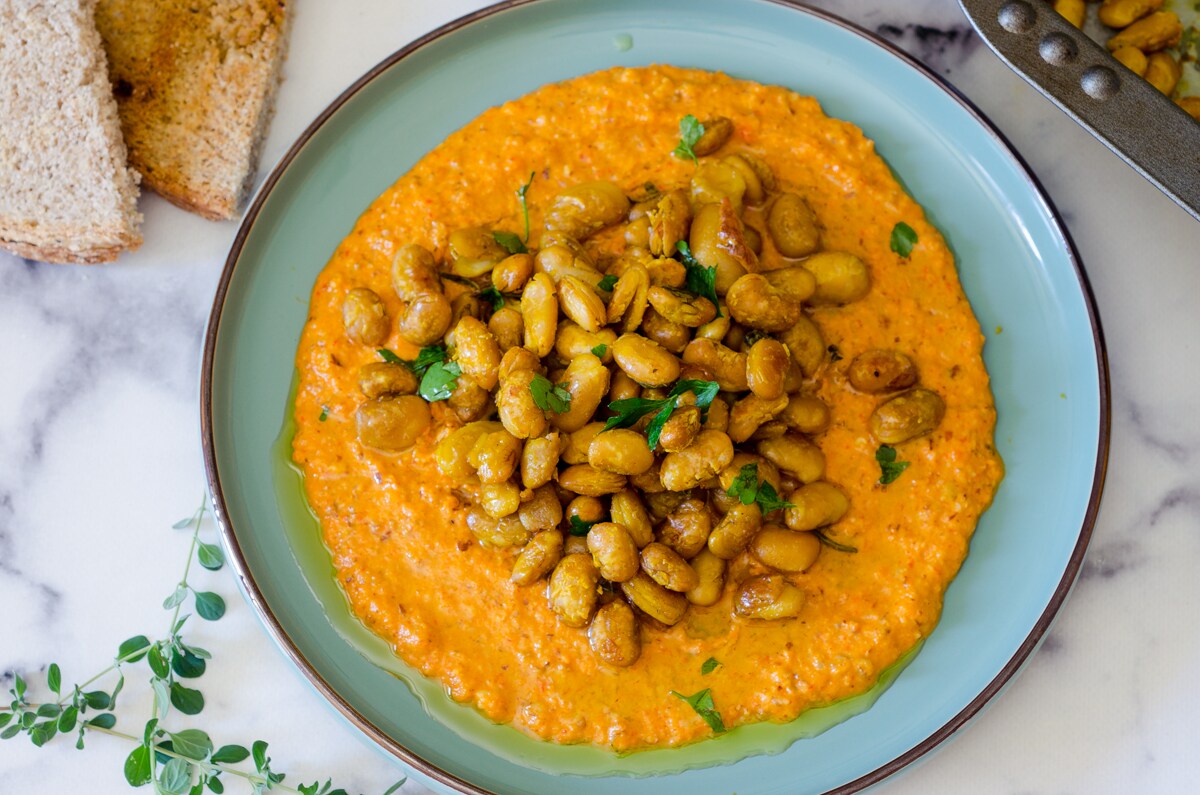 Feijão crocante com creme de pimentão