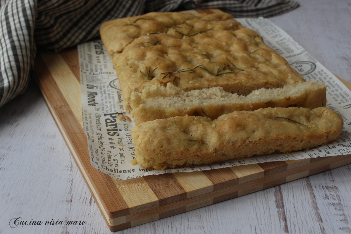 Focaccia de alecrim e bebida de amêndoa
