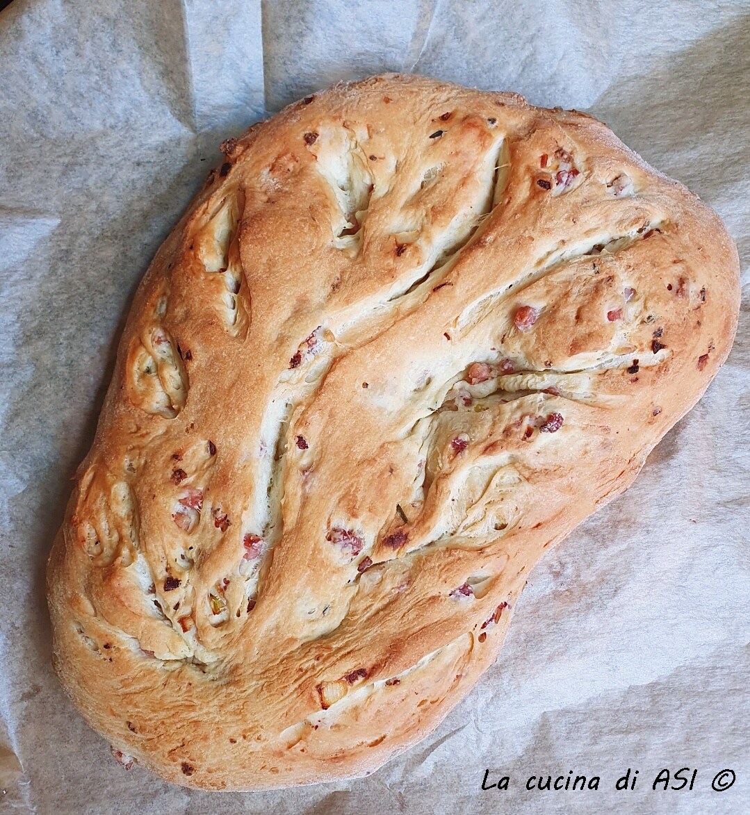 FOCACCIA MACIA COM BACON E CEBOLETAS