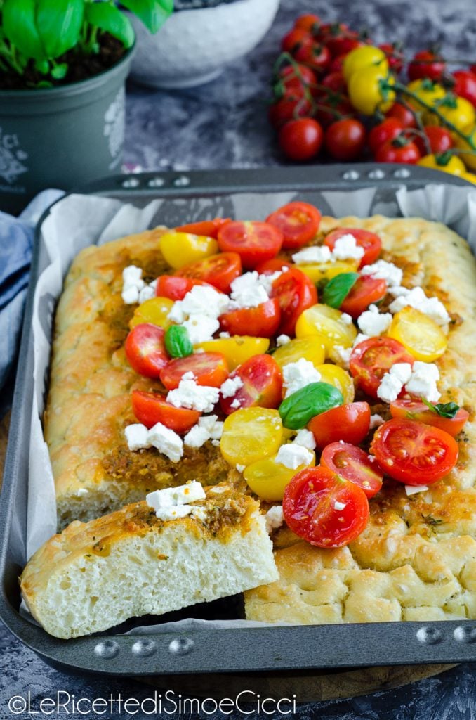 Focaccia com pesto vermelho, tomatinhos e feta