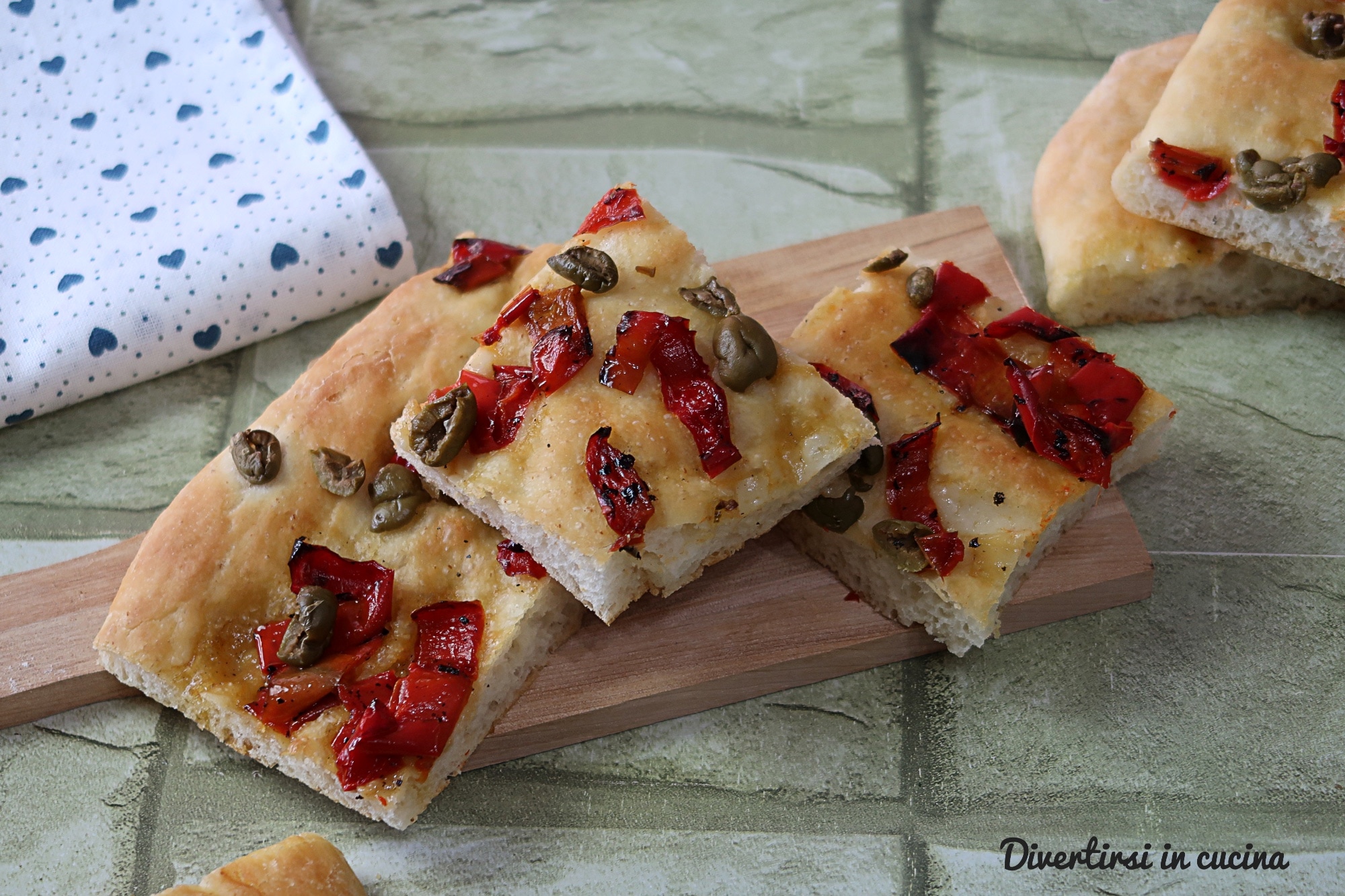 Focaccia com pimentões e azeitonas